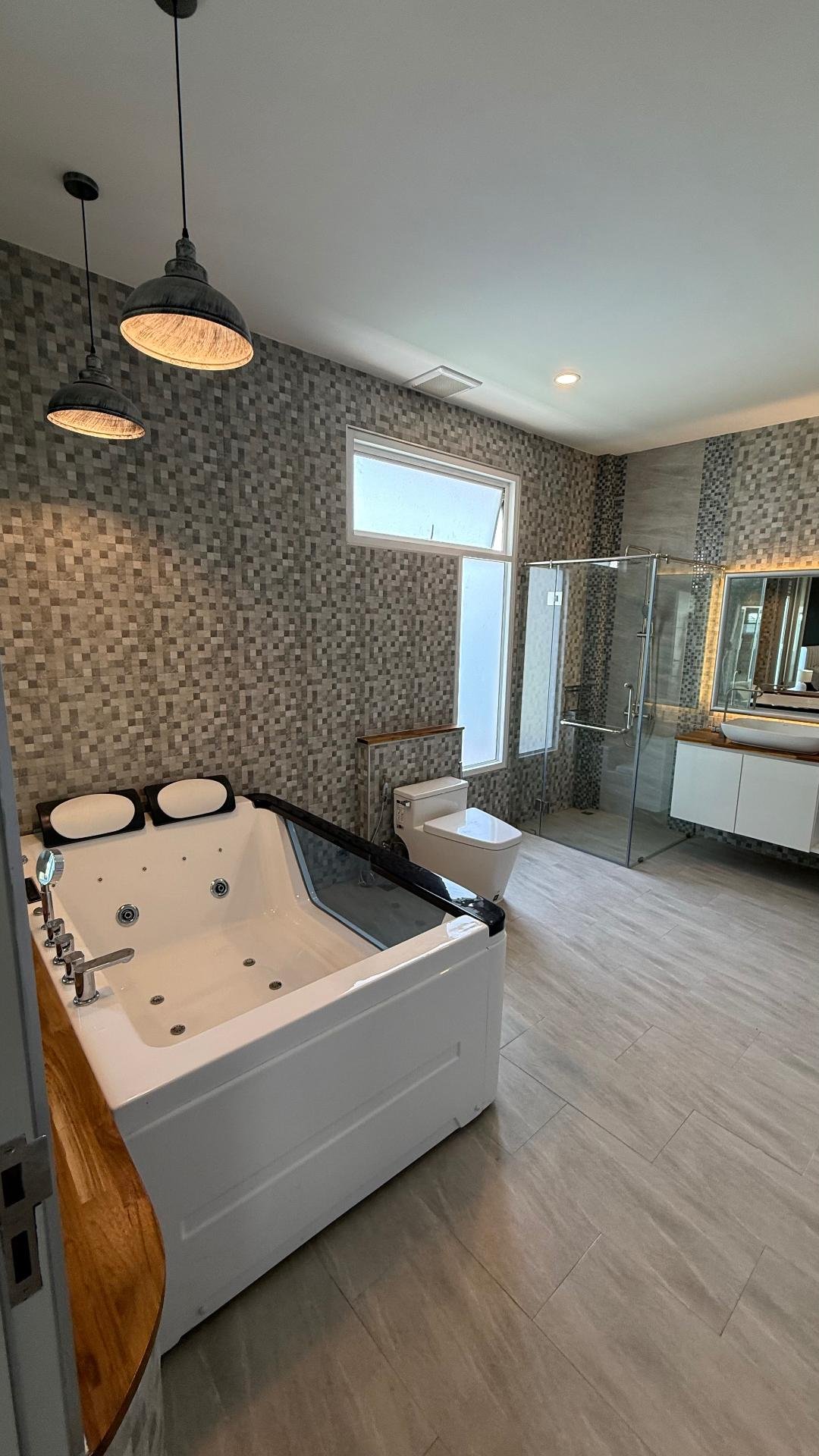 4bed-master-bathroom-CasmJkVU