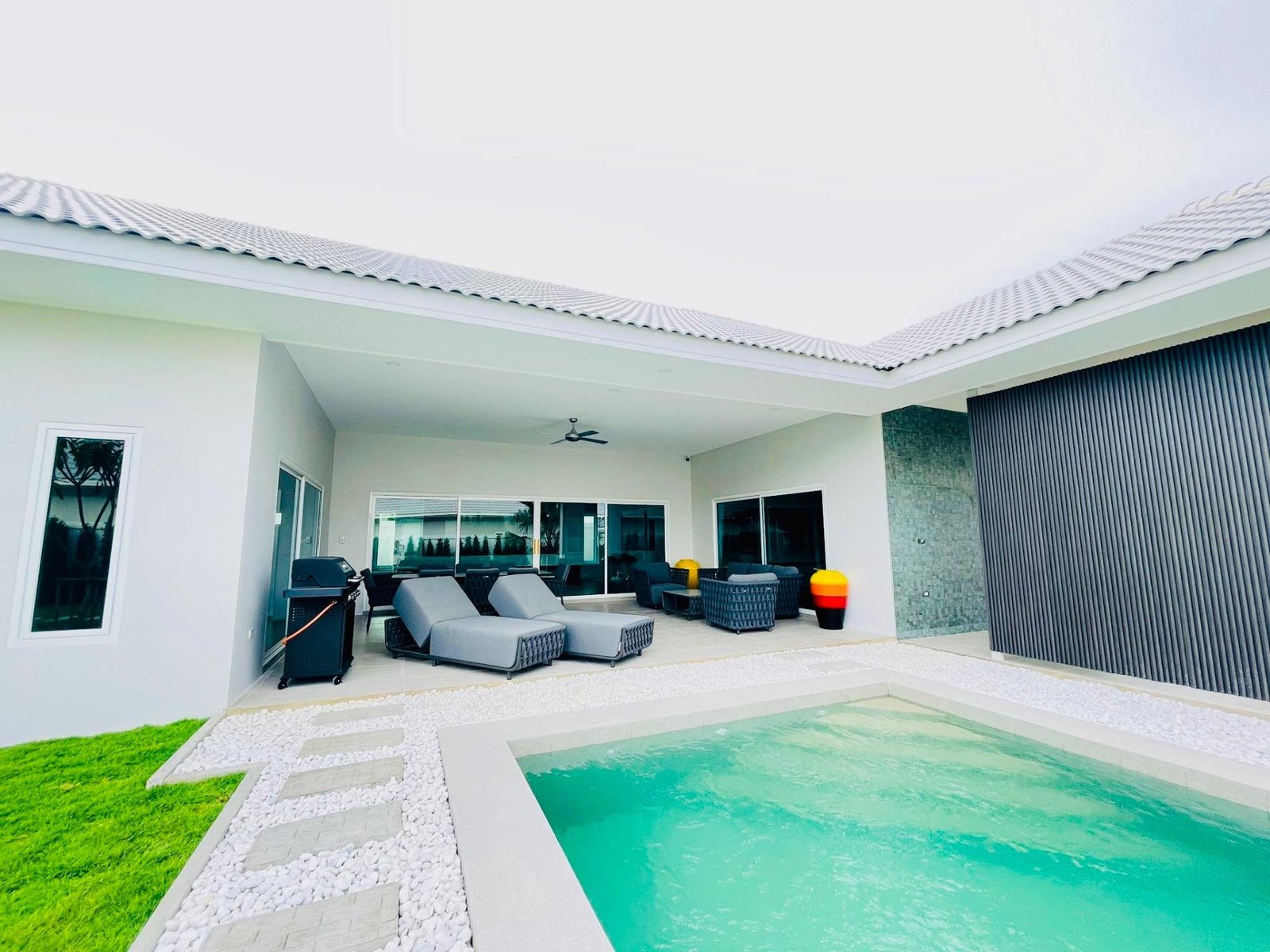 4bed-pool-view-CzNyW0Kz